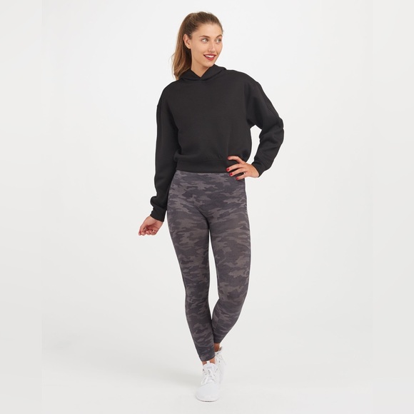 SPANX Pants - Spanx Look at Me Now Seamless Leggings. Size Large  🆕 with 🏷